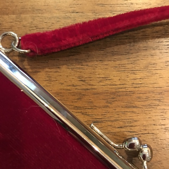 Vintage red velvet embroidered clutch - Picture 3 of 5